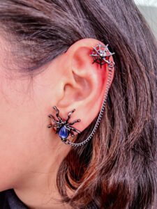 گوشواره تکی عنکبوت مشکی با زنجیر متصل به تار عنکبوت، طراحی گاتیک و فانتزی – مدل EG-13