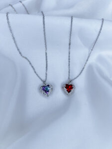 گردنبند استیل رنگ ثابت طرح قلب با نگین قرمز الماسی براق و نگین‌کاری درخشان – کد NK-52