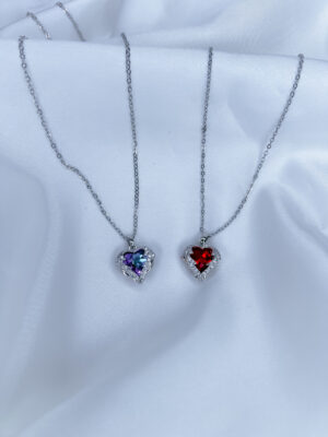 گردنبند استیل رنگ ثابت طرح قلب با نگین قرمز الماسی براق و نگین‌کاری درخشان – کد NK-52