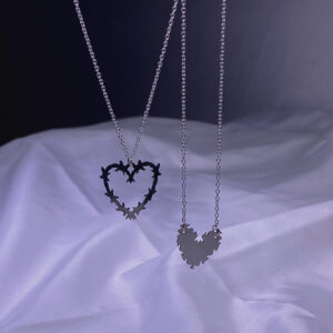 گردنبند ست دو تکه قلب سیم خاردار استیل نقره‌ای رنگ ثابت روی زمینه سفید با زنجیر ظریف