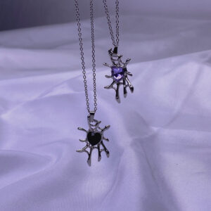 گردنبند ست عنکبوت نگین‌دار (Spider) استایل خاص-NK-6 کلید آلت توضیح مختصر توضیح متناسب با عکس و عنوان بهم بده گردنبند ست عنکبوتی با نگین قلبی سیاه و بنفش – طراحی گاتیک و خاص، استایل مدرن، مدل NK-6