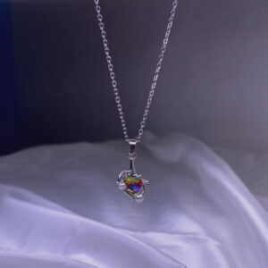 گردنبند صلیبی استیل با نگین رنگین‌کمانی قلبی مدل NK-4 روی پارچه سفید