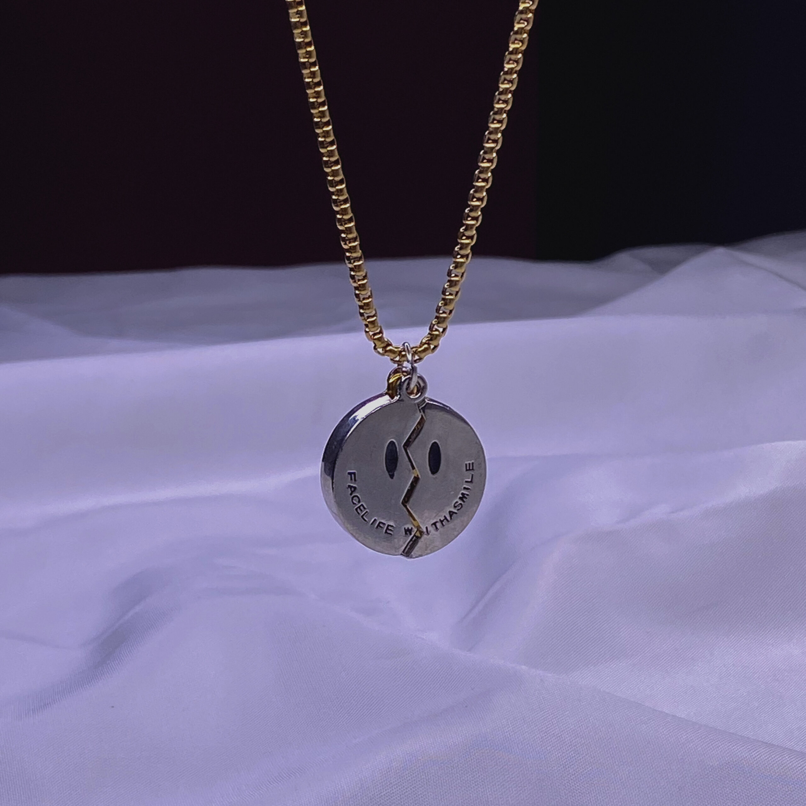 گردنبند فیک اسمایل استیل رنگ ثابت با زنجیر طلایی کوتاه | مدل خاص و مفهومی NK-42 گردنبند فیک اسمایل با پلاک شکسته و زنجیر طلایی کوتاه استیل مدل NK-42