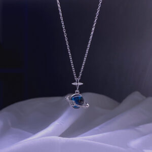 گردنبند پینترستی کره زمین به همراه ماه و ستاره نگین دار براق و جذابNK-57