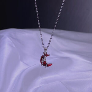 گردنبند هلال ماه با نگین قرمز اکلیلی و گل رز استیل رنگ ثابت – مدل NK-64