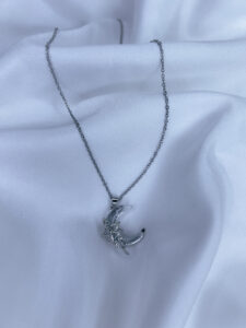 گردنبند هلال ماه کریستالی شفاف با ستاره نگین‌دار – استیل رنگ ثابت | مدل NK-68
