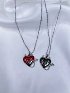 گردنبند ست قلب شیطانی قرمز و مشکی با طرح شعله و دم، زنجیر استیل، روی زمینه سفید