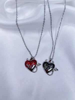 گردنبند ست قلب شیطانی قرمز و مشکی با طرح شعله و دم، زنجیر استیل، روی زمینه سفید