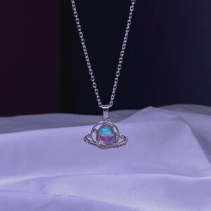 گردنبند سیاره‌ای قلبی با نگین هولوگرامی سفید صورتی مدل NK-70