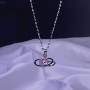 گردنبند کهکشان هولوگرامی با مدار استیل رنگ ثابت مدل NK-72 با طراحی خاص و درخشش بی‌نظیر