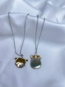 گردنبند ست استیل رنگ ثابت مدل NK-83 با طراحی سر شخصیت‌های بو و سالیوان از انیمیشن کارخانه هیولاها، مناسب برای زوج‌ها و دوستان صمیمی