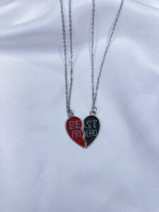 گردنبند ست قلب شکسته قرمز و مشکی مدل NK-86 با نوشته BEST FRIEND، دو تکه مکمل مخصوص رفاقت‌های صمیمی