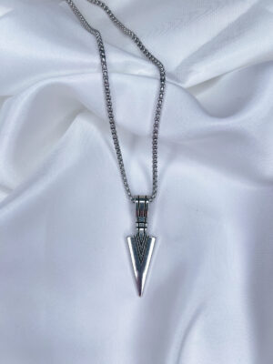 گردنبند استیل طرح خنجر نوک‌تیز با رنگ ثابت و زنجیر فلزی روی زمینه سفید، مدل NK-89