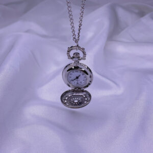گردنبند ساعت جیبی نقره‌ای کلاسیک با درب طرح‌دار و صفحه سفید