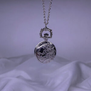 گردنبند ساعت جیبی نقره‌ای کلاسیک با درب طرح‌دار و صفحه سفید