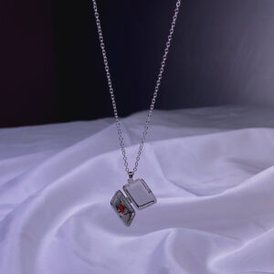 گردنبند قاب عکس بازشو نقره‌ای با نگین قلب قرمز، مدل پینترستی دخترانه NK-92 روی پارچه سفید