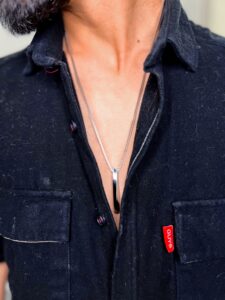 پلاک استیل مردانه رنگ ثابت مدل ST-1 روی گردن