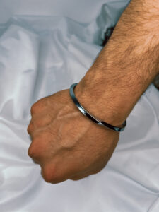 دستبند استیل مردانه رنگ ثابت مدل ST-1 روی دست