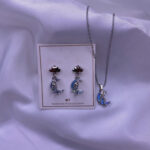 ست گوشواره و گردنبند استیل رنگ ثابت با طرح هلال ماه نگین‌دار و گل رز اکلیلی – کد EG-2